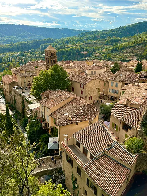 Que faire dans le Verdon ? Visiter le village Moustiers-Sainte-Marie