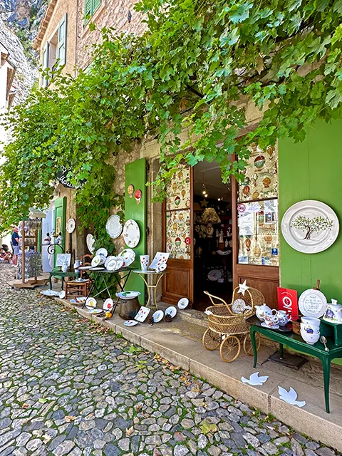 Boutique de faïence à Moustiers-Sainte-Marie