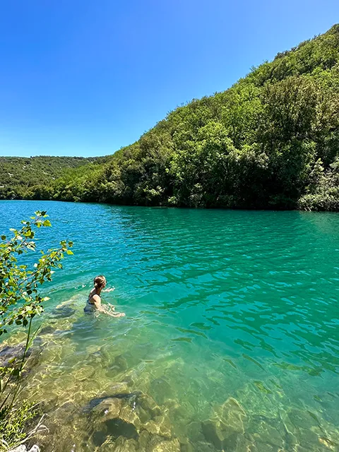 Baignade au lac d'Esparron, une alternative au lac de Sainte-Croix