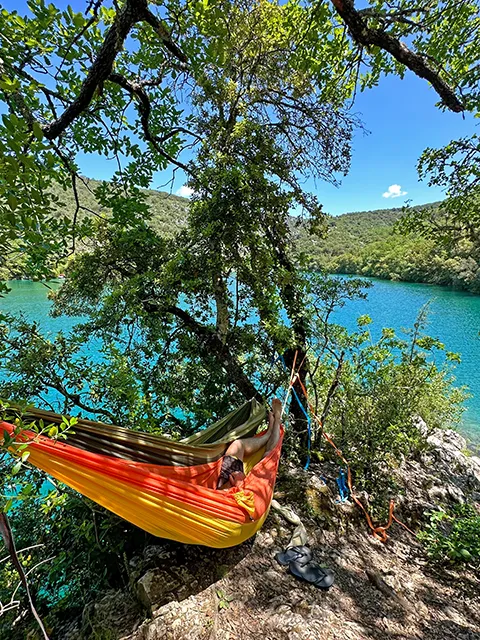 Le lac d'Esparron à découvrir lors d'une visite des gorges du verdon en 3 jours