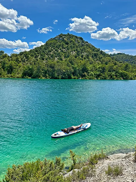 Le lac d'Esparron à découvrir lors d'une visite des gorges du verdon en 3 jours