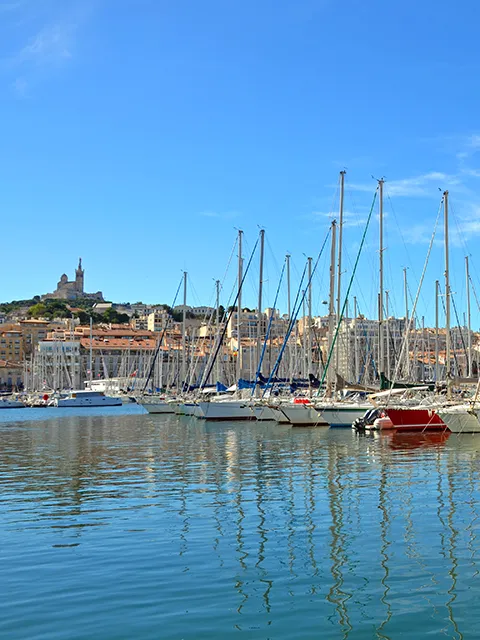 Contempler Notre-Dame depuis le Vieux-Port lors d'une visite d'un jour à Marseille