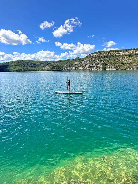 Explorer le lac d'Esparron en paddle