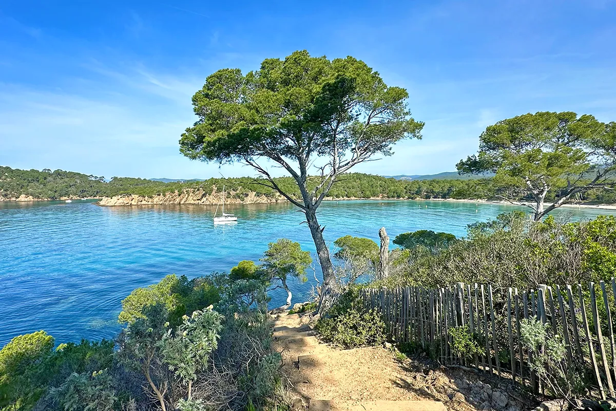 La plage de l'Estagnol vu depuis le sentier du littoral