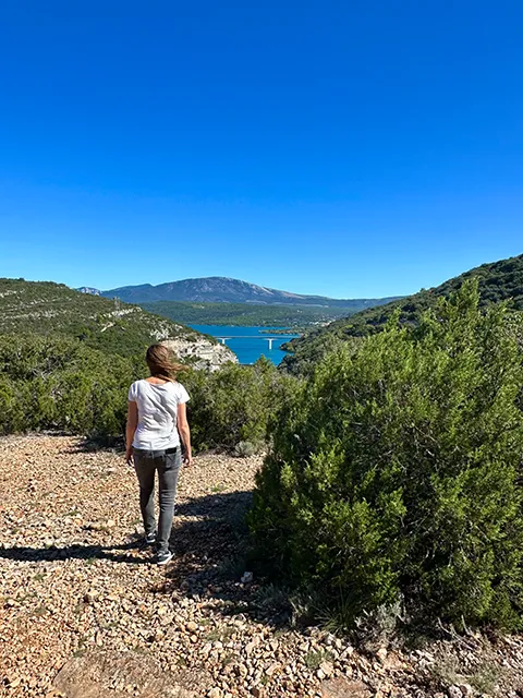 Randonnée dans les gorges de Baudinard avec vue sur sur le lac de Sainte-Croix