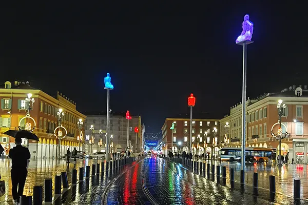 Les statues illuminées place Masséna à Nice