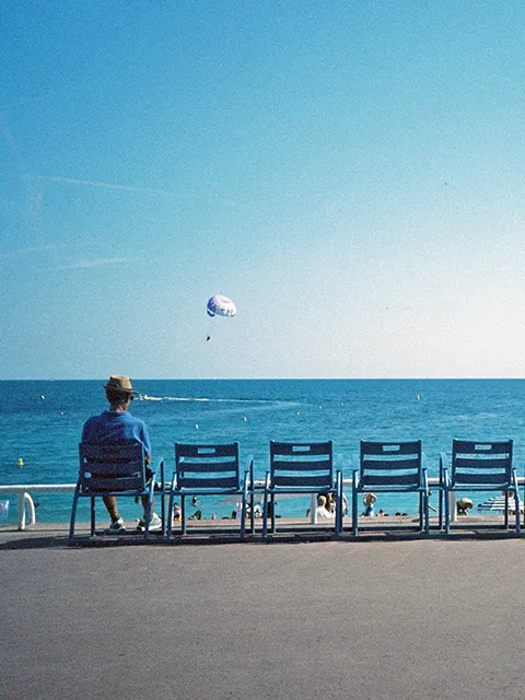 Les célèbres chaises bleues sur la promenade des Anglais à nice