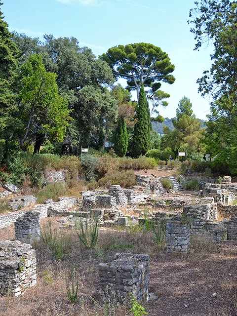 Les ruines à la colline du château à Nice