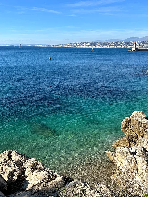 Criques sur le sentier du littoral à Nice