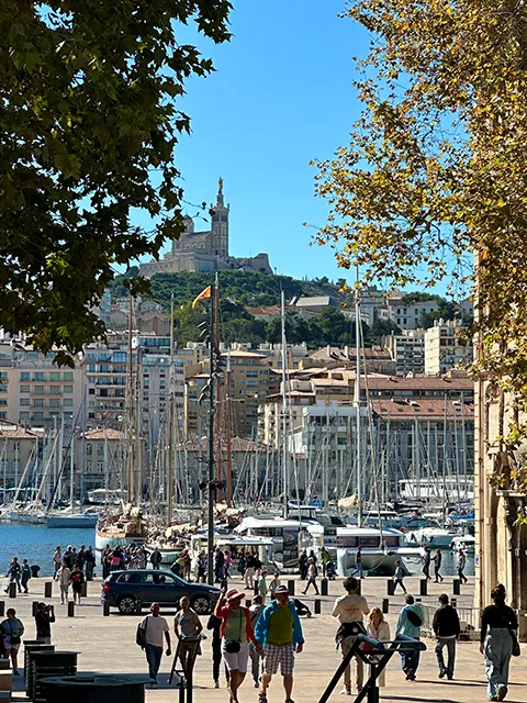 Vue sur Notre-Dame depuis le Vieux-Port à Marseille