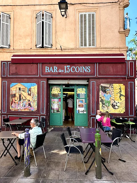 Visite du Panier à Marseille : le célèbre bar des 13 Coins