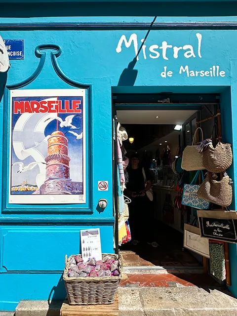 Boutique série plus belle la vie dans le Panier à Marseille