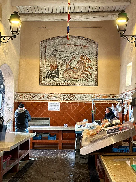 Le marché aux poissons à Saint-Tropez