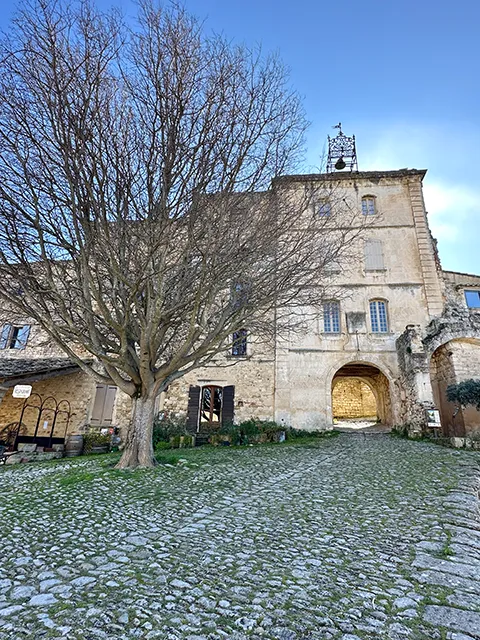 Place la Croix à Oppède-le-Vieux