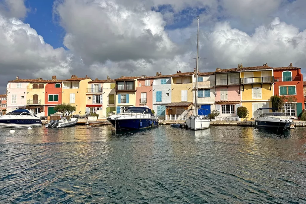 Port Grimaud et ses maisons colorées : une visite indispensables lors de vos vacances dans le Golfe de Saint-Tropez