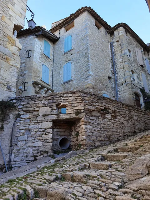 Les ruelles de Gordes, célèbre village du Luberon