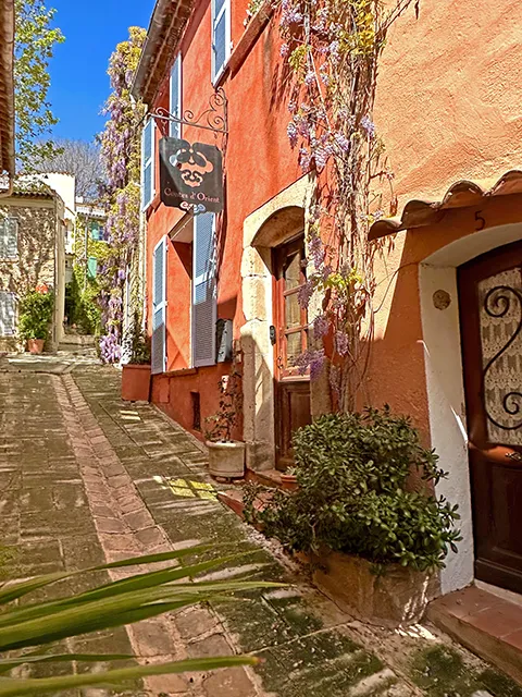 les maisons colorées de Grimaud