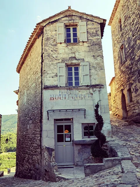 Lacoste, le village le plus mystérieux du Luberon