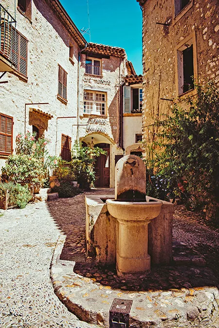 Le village de Saint-paul-de-Vence, une étape indispensable lors d'un road trip dans le sud de la France.