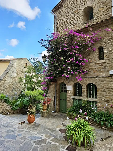 Pendant votre road trip dans le sud de la France, baladez-vous à Bormes-les-Mimosas