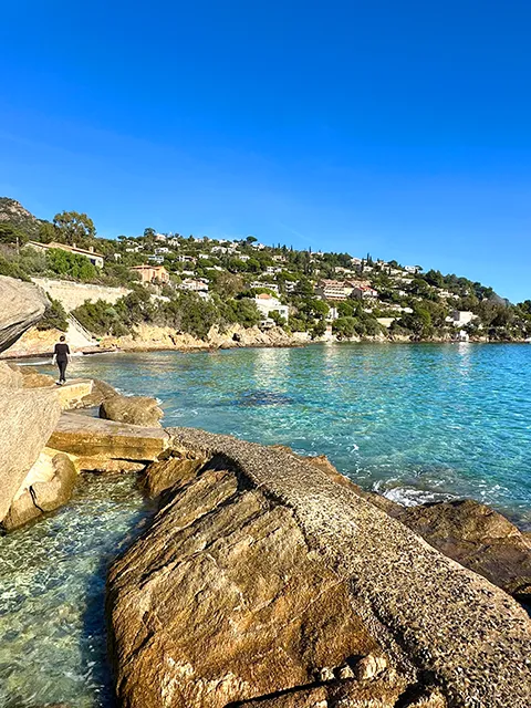 Début du sentier du littoral au Lavandou