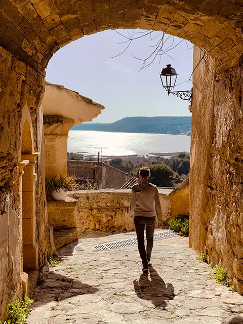 Vue sur l'étang de Berre depuis Miramas-le-Vieux