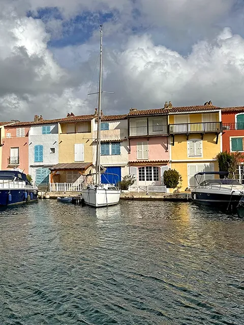 Les maisons colorées de Port Grimaud, surnommé la petite Venise