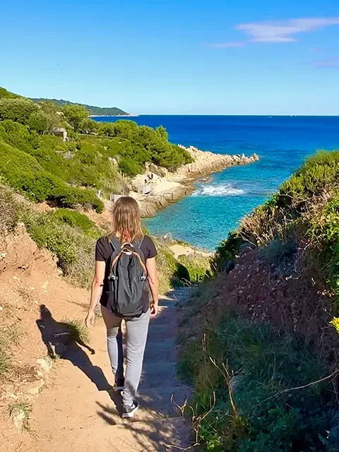 Idée de sortie pendant votre road trip dans le sud de la France : une randonnée dans la baie de Bonporteau