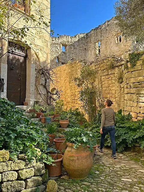 Visiter les ruelles fleuries d'Oppède-le-Vieux