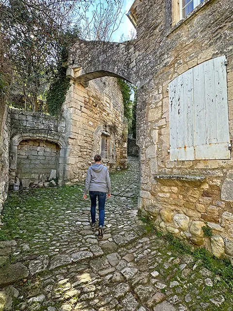 Visiter Oppède-le-Vieux en parcourant ses ruelles caladées